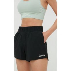 Diadora szorty do biegania Be One damskie kolor czarny gładkie high waist. Czarne szorty Diadora, bez wzorów, z materiału. W wyprzedaży za 134.99 zł.