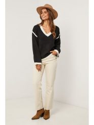 Soft Cashmere Sweter w kolorze czarnym rozmiar: 38/40. Czarne swetry Soft Cashmere, bez wzorów, klasyczne, bez ramiączek. Za 170.07 zł.