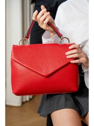 Victor & Hugo Paris Skórzana torebka "Yuna" w kolorze czerwonym - 31 x 22 x 10 cm rozmiar: onesize. Czerwone torebki klasyczne Victor & Hugo Paris, bez wzorów, z materiału, przez ramię, bez dodatków. Za 270.39 zł.