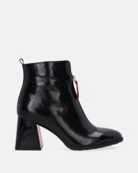 LAKIEROWANE BOTKI NA OBCASIE 0085420R 176 B-R. Botki Venezia, bez wzorów, z lakierowanej skóry, bez obcasa, na obcasie, bez zapięcia. Za 399.00 zł.