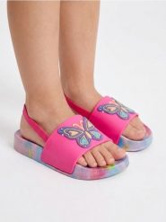 Klapki z motywem motyla i podeszwą tie-dye - wielobarwny. Klapki Sinsay, bez wzorów, sportowe, bez obcasa, bez zapięcia. W wyprzedaży za 17.99 zł.