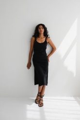 Sukienka na ramiączkach z prążkowanej dzianiny w kolorze TOTALLY BLACK - CARMEN-M/L. Czarne sukienki Marsala, l, bez wzorów, z bawełny, bez kołnierzyka, bez ramiączek, midi. Za 219.90 zł.