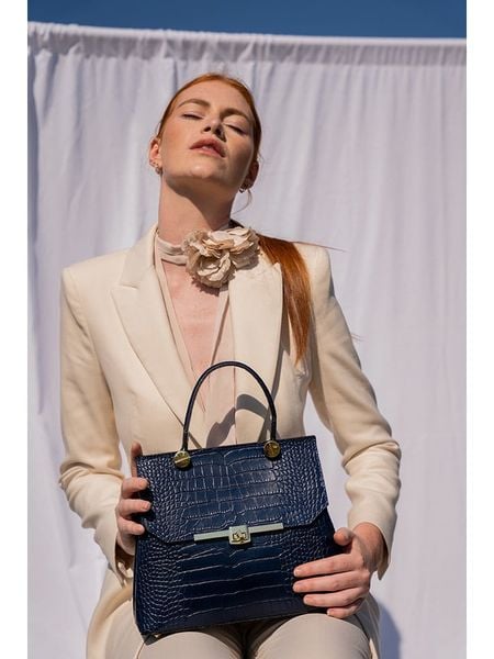 Christian Laurier Skórzana torebka "Emy" w kolorze granatowym - 27 x 19 x 12 cm rozmiar: onesize. Niebieskie torebki klasyczne Christian Laurier, bez wzorów, z materiału, przez ramię, bez dodatków. Za 339.45 zł.