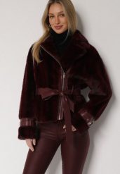 Bordowa Futrzana Kurtka z Paskiem z Imitacji Skóry i Ozdobnymi Sprzączkami Oryss. Czerwone kurtki Born2be, l, bez wzorów, z dzianiny, bez kaptura. Za 259.99 zł.