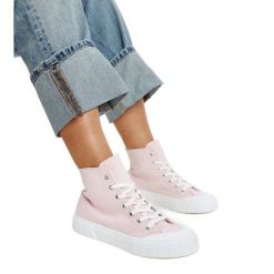 Różowe wysokie trampki Vinka. Czerwone trampki bez wzorów, eleganckie, bez zapięcia. Za 81.83 zł.