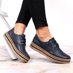 Skórzane półbuty damskie na platformie granatowe Helios 380.041. Półbuty wsuwane Helios, bez wzorów, ze skóry, bez obcasa, na platformie. Za 399.99 zł.