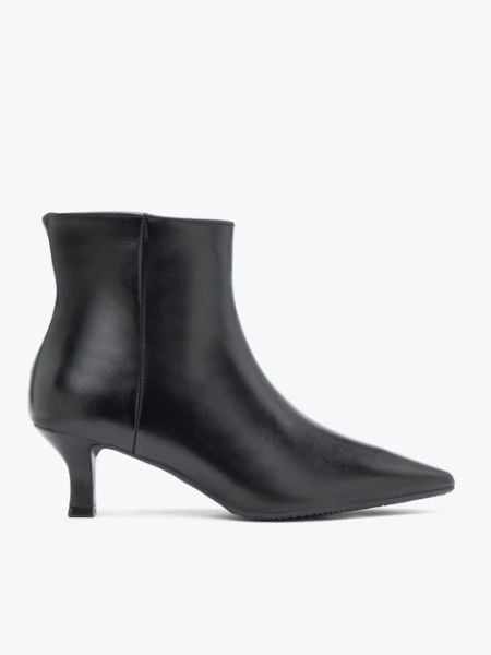 Czarne skórzane botki na szpilce flare. Czarne botki Ryłko, bez wzorów, ze skóry, eleganckie, bez obcasa, na obcasie, bez zapięcia. Za 499.99 zł.