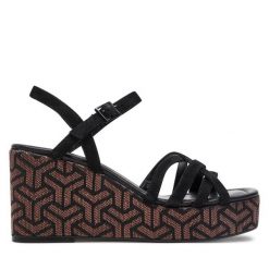Sandały Tamaris. Czarne sandały Tamaris, bez wzorów, bez obcasa, na koturnie, bez zapięcia. Za 299.99 zł.