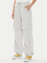 Converse Spodnie materiałowe W Parachute Pant 10026399-A02 Biały Loose Fit. Białe spodnie materiałowe Converse, bez wzorów, z bawełny. Za 379.99 zł.