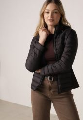 Czarna Pikowana Kurtka Przejściowa z Kapturem i Elastycznymi Panelami Feziala. Czarne kurtki przejściowe sportowe Born2be, na wiosnę, l, bez wzorów, z jeansu, z kapturem. Za 139.99 zł.