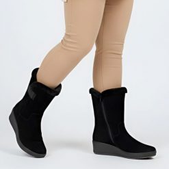 Botki damskie Rieker, klasyczne z futerkiem wewnątrz i na niskim koturnie, czarne, Y4456-00. Czarne botki Rieker, bez wzorów, eleganckie, bez obcasa, na koturnie, bez zapięcia. Za 349.00 zł.