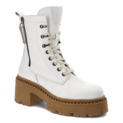 Białe Botki Nessi Damskie Obuwie Ze Skóry Naturalnej. Białe botki Nessi, bez wzorów, ze skóry, bez obcasa, bez zapięcia. Za 449.00 zł.