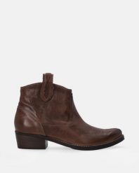 BRĄZOWE KOWBOJKI DAMSKIE F008LEBROBB040. Brązowe botki Venezia, bez wzorów, ze skóry, bez obcasa, bez zapięcia. Za 749.00 zł.