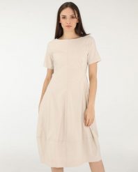 GŁADKA SUKIENKA MIDI. Brązowe sukienki Unisono, s, bez wzorów, z tkaniny, bez kołnierzyka, bez ramiączek, midi, rozkloszowane. Za 239.00 zł.