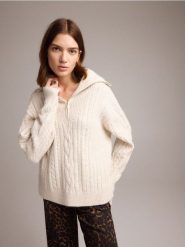 Sweter z rozpinanym golfem - kremowy. Białe swetry Reserved, l, bez wzorów, z dzianiny, bez ramiączek. W wyprzedaży za 119.99 zł.