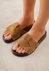 Brązowe Klapki z Przeplatanymi Paskami i Nitami przy Podeszwie Marivyn. Brązowe klapki Born2be, bez wzorów, eleganckie, bez obcasa, na płaskiej podeszwie, bez zapięcia. Za 79.99 zł.