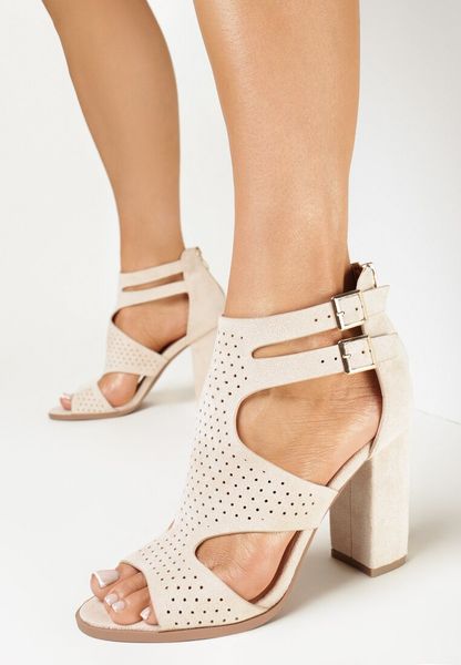 Beżowe Sandały na Słupkowym Obcasie z Perforacją Lyrique. Brązowe sandały Born2be, bez wzorów, biznesowe, bez obcasa, na obcasie, bez zapięcia. Za 109.99 zł.