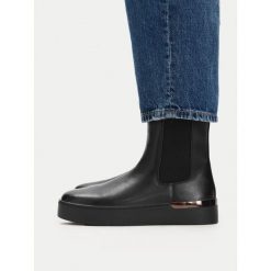 Sztyblety Go Soft. Czarne botki GO SOFT, bez wzorów, bez obcasa, na płaskiej podeszwie, bez zapięcia. Za 169.99 zł.
