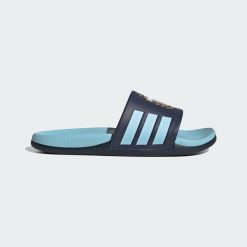 Klapki adilette Comfort 2.0 Argentyna. Niebieskie klapki adidas, bez wzorów, sportowe, bez obcasa, bez zapięcia. Za 219.00 zł.
