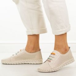 Beżowe ażurowe skórzane półbuty damskie Cambell 40348. Brązowe półbuty wsuwane Cambell, na lato, w ażurowe wzory, z jeansu, casualowe, z okrągłym noskiem, bez obcasa. Za 219.00 zł.