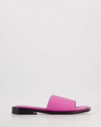 RÓŻOWE KLAPKI DAMSKIE 9808 350 FUXIA. Czerwone klapki Venezia, bez wzorów, ze skóry, bez obcasa, bez zapięcia. Za 229.00 zł.