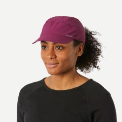 Czapka turystyczna z daszkiem Forclaz MT500. Fioletowe czapki z daszkiem FORCLAZ, bez wzorów, z elastanu, sportowe. Za 39.99 zł.