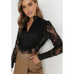 Czarna Koszula Alcestra. Czarne koszule Born2be, m, bez wzorów, z koronki, eleganckie, bez kołnierzyka, bez ramiączek. W wyprzedaży za 142.49 zł.