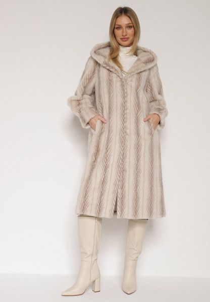 Jasnobeżowy Płaszcz Futerko w Pionowy Wzór z Kapturem Cahroris. Brązowe płaszcze Born2be, l, bez wzorów, z dzianiny, eleganckie, z kapturem. Za 299.99 zł.