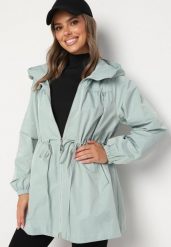 Jasnozielona Kurtka Parka Ściągana w Pasie Troczkami Nevishia. Zielone kurtki Born2be, l, bez wzorów, z jeansu, eleganckie. W wyprzedaży za 110.49 zł.