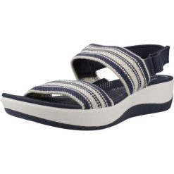 Sandały CLARKS 26181748C Niebieski. Niebieskie sandały Clarks, bez wzorów, z tkaniny, bez obcasa, bez zapięcia. Za 132.99 zł.