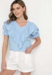 Jasnoniebieska Bluzka z Wiskozą i Falbankami Fadevia. Niebieskie bluzki Born2be, uniwersalny, bez wzorów, z jeansu, eleganckie, bez kołnierzyka, bez ramiączek. Za 89.99 zł.