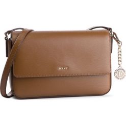 Torebka DKNY - Bryant Md Flap Cbody R82E3467 Vicuna VIC. Listonoszki marki DKNY. W wyprzedaży za 499.00 zł.