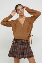 Pieces sweter damski kolor brązowy lekki. Brązowe swetry Pieces, l, bez wzorów, bez ramiączek. W wyprzedaży za 104.99 zł.