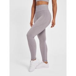 Legginsy damskie Hummel MT Flow. Fioletowe legginsy Hummel, bez wzorów, z dzianiny, sportowe. W wyprzedaży za 226.50 zł.