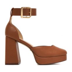 Czółenka DeeZee. Brązowe czółenka DeeZee, bez wzorów, bez obcasa, bez zapięcia. Za 159.99 zł.