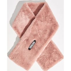 Pluszowy szal - Różowy. Czerwone szaliki i kominy Sinsay. Za 29.99 zł.