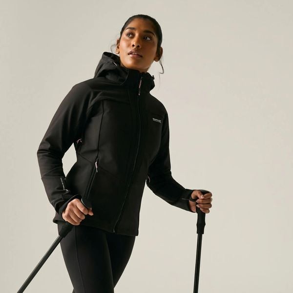 Damska kurtka softshell Desoto. Zielone kurtki przejściowe sportowe Regatta, bez wzorów, z materiału, z kapturem, trekkingowe. Za 345.00 zł.