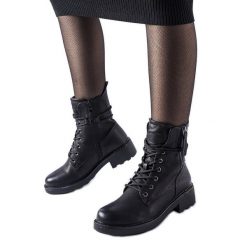 Czarne botki z ozdobnym suwakiem Emarese. Czarne botki bez wzorów, eleganckie, z okrągłym noskiem, bez obcasa, bez zapięcia. Za 231.37 zł.