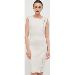 Guess sukienka kolor beżowy mini dopasowana. Brązowe sukienki Guess, l, z aplikacjami, z dzianiny, bez kołnierzyka, bez ramiączek, mini, dopasowane. Za 599.99 zł.