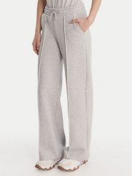 Guess Spodnie dresowe V6RB17 K9V31 Szary Regular Fit. Szare spodnie dresowe Guess, z aplikacjami, z bawełny. Za 349.99 zł.