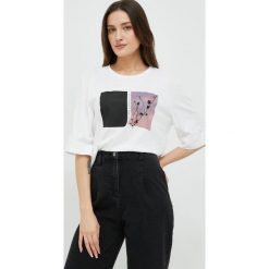 Sisley t-shirt bawełniany kolor biały. Białe t-shirty Sisley, s, bez wzorów, z bawełny, bez kołnierzyka, bez ramiączek. W wyprzedaży za 82.99 zł.