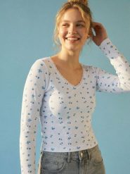 Bawełniana bluzka ze wzorem w kwiaty - wielobarwny. Bluzki Sinsay, l, bez wzorów, z bawełny, bez kołnierzyka, bez ramiączek. Za 25.99 zł.