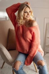 Luźny sweter z dekoltem w serek wełniany pomarańczowy. Brązowe swetry PeeKaBoo, uniwersalny, bez wzorów, z wełny, eleganckie, bez ramiączek. Za 229.00 zł.