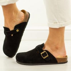 Czarne skórzane klapki damskie Filippo Dk7918/26. Czarne klapki Filippo, bez wzorów, z jeansu, casualowe, bez obcasa, bez zapięcia. Za 159.00 zł.