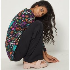 Medicine koszula damska relaxed z kołnierzykiem klasycznym. Koszule MEDICINE, m, bez wzorów, z tkaniny, klasyczne, bez kołnierzyka, bez ramiączek. W wyprzedaży za 49.90 zł.