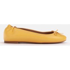 Marco Shoes Baleriny z delikatnej skóry licowej żółte. Żółte baleriny Marco Shoes, bez wzorów, ze skóry, bez obcasa, bez zapięcia. Za 289.00 zł.