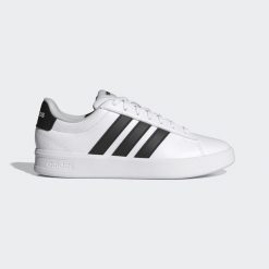 BUTY GRAND COURT 3.0. Białe buty treningowe adidas, bez wzorów, z gumy, bez zapięcia, trekkingowe. Za 344.50 zł.