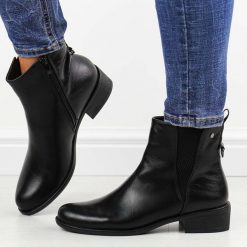 Czarne płaskie botki damskie M.Daszyński Sa198-30. Czarne botki M.Daszyński, bez wzorów, z materiału, eleganckie, bez obcasa, na obcasie, bez zapięcia. W wyprzedaży za 179.10 zł.