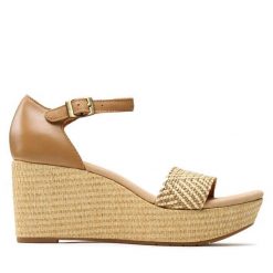 Sandały Clarks. Brązowe sandały Clarks, bez wzorów, bez obcasa, na koturnie, bez zapięcia. Za 399.99 zł.