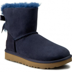 Buty UGG - W Mini Bailey Bow II 1016501 W/Navy. Niebieskie śniegowce UGG, z materiału. W wyprzedaży za 539.00 zł.